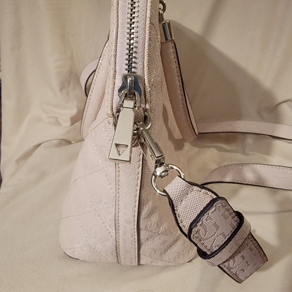 Guess purse - Picture 7 of 9